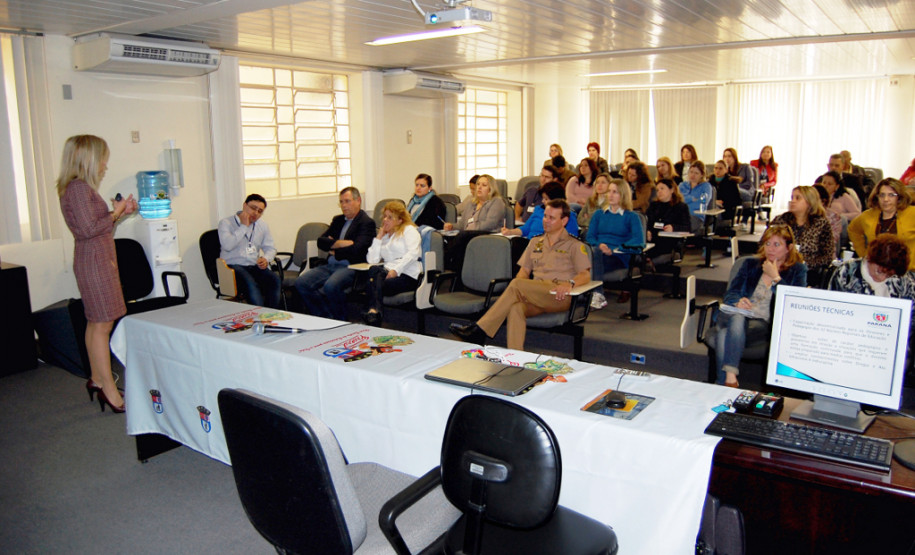 Funcionários da Secretaria de Educação, diretores e pedagogos participam de palestra sobre mediação de conflitos em Curitiba.