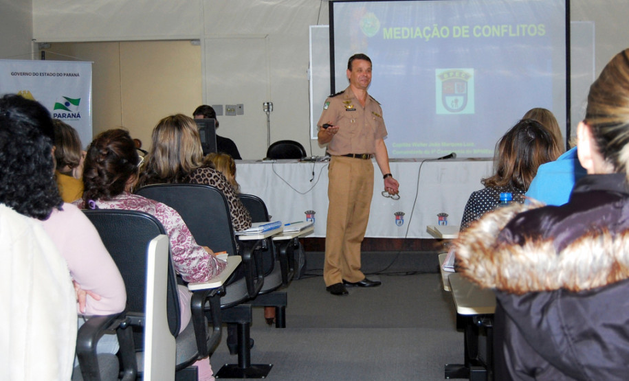 Funcionários da Secretaria de Educação, diretores e pedagogos participam de palestra sobre mediação de conflitos em Curitiba.