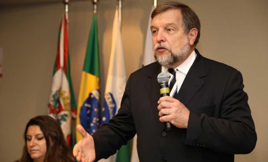 Os trabalhos dos alunos finalistas participarão do Programa é-Especial da TV é-Paraná, que será exibido no dia 14 de setembro.<br />
<br />
Veja mais fotos em: <a href="http://www.flickr.com/photos/flavioarns/sets/72157635364534979/" target="_blank"> http://www.flickr.com/photos/flavioarns/</a>