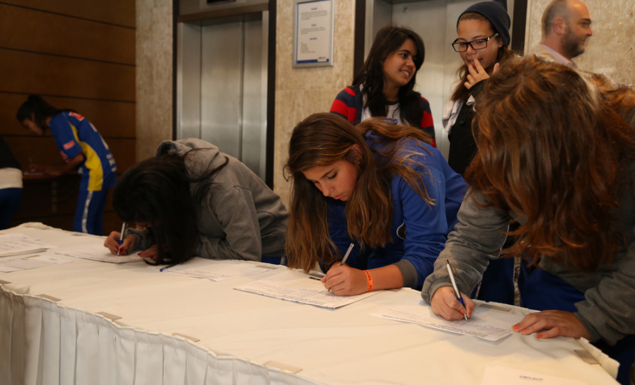 Os trabalhos dos alunos finalistas participarão do Programa é-Especial da TV é-Paraná, que será exibido no dia 14 de setembro.<br />
<br />
Veja mais fotos em: <a href="http://www.flickr.com/photos/flavioarns/sets/72157635364534979/" target="_blank"> http://www.flickr.com/photos/flavioarns/</a>