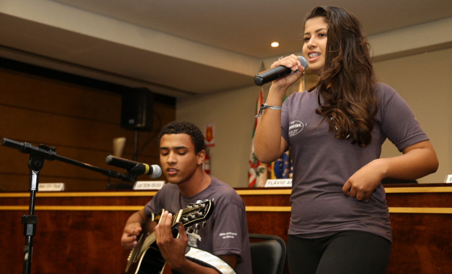 Os trabalhos dos alunos finalistas participarão do Programa é-Especial da TV é-Paraná, que será exibido no dia 14 de setembro.<br />
<br />
Veja mais fotos em: <a href="http://www.flickr.com/photos/flavioarns/sets/72157635364534979/" target="_blank"> http://www.flickr.com/photos/flavioarns/</a>