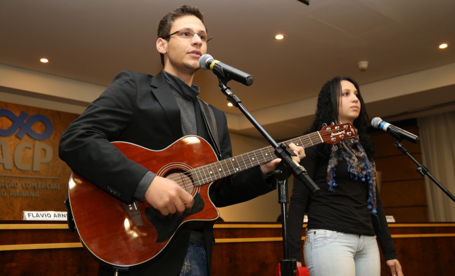 Os trabalhos dos alunos finalistas participarão do Programa é-Especial da TV é-Paraná, que será exibido no dia 14 de setembro.<br />
<br />
Veja mais fotos em: <a href="http://www.flickr.com/photos/flavioarns/sets/72157635364534979/" target="_blank"> http://www.flickr.com/photos/flavioarns/</a>