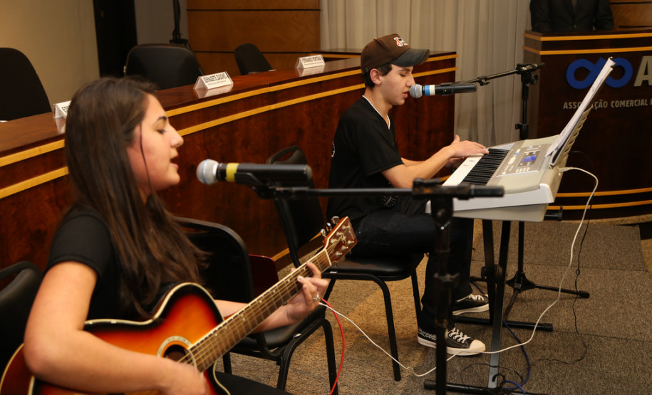 Os trabalhos dos alunos finalistas participarão do Programa é-Especial da TV é-Paraná, que será exibido no dia 14 de setembro.<br />
<br />
Veja mais fotos em: <a href="http://www.flickr.com/photos/flavioarns/sets/72157635364534979/" target="_blank"> http://www.flickr.com/photos/flavioarns/</a>