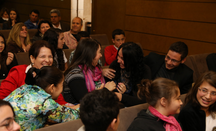Os trabalhos dos alunos finalistas participarão do Programa é-Especial da TV é-Paraná, que será exibido no dia 14 de setembro.<br />
<br />
Veja mais fotos em: <a href="http://www.flickr.com/photos/flavioarns/sets/72157635364534979/" target="_blank"> http://www.flickr.com/photos/flavioarns/</a>