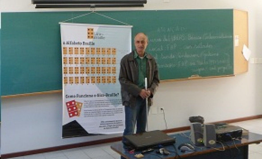 O Núcleo Regional da Educação de Apucarana, em parceria com a Faculdade de Apucarana (FAP), promoveu, na semana passada, curso de capacitação para os professores do atendimento educacional especializado para alunos com deficiência visual (cegos e com baixa visão) matriculados nas escolas públicas, nos Centros de Atendimento Especializado na Área de Deficiência Visual (Caedv) e nas salas de recursos multifuncionais.