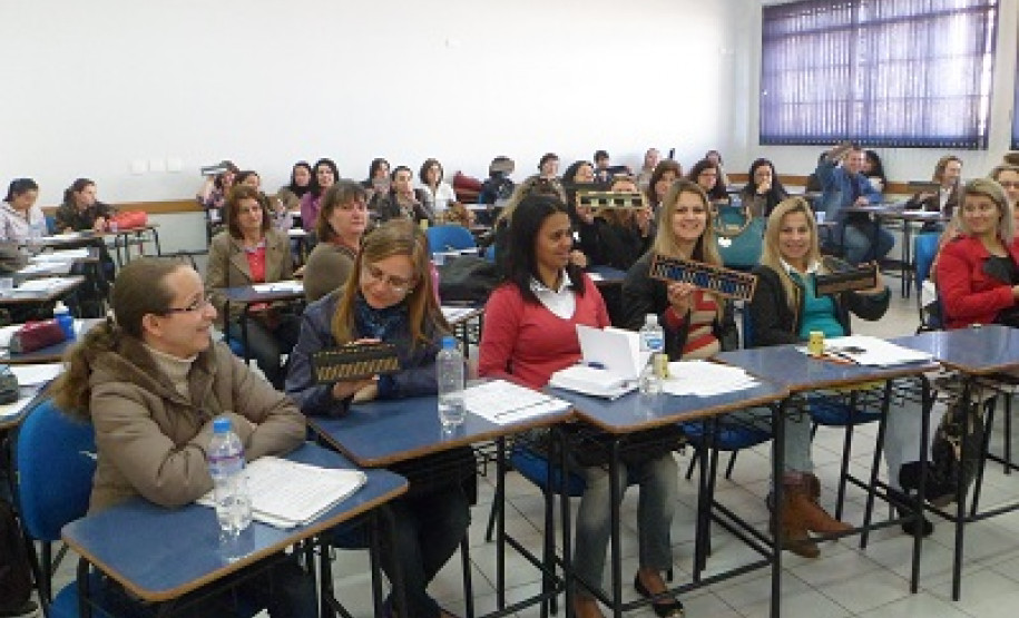 O Núcleo Regional da Educação de Apucarana, em parceria com a Faculdade de Apucarana (FAP), promoveu, na semana passada, curso de capacitação para os professores do atendimento educacional especializado para alunos com deficiência visual (cegos e com baixa visão) matriculados nas escolas públicas, nos Centros de Atendimento Especializado na Área de Deficiência Visual (Caedv) e nas salas de recursos multifuncionais.