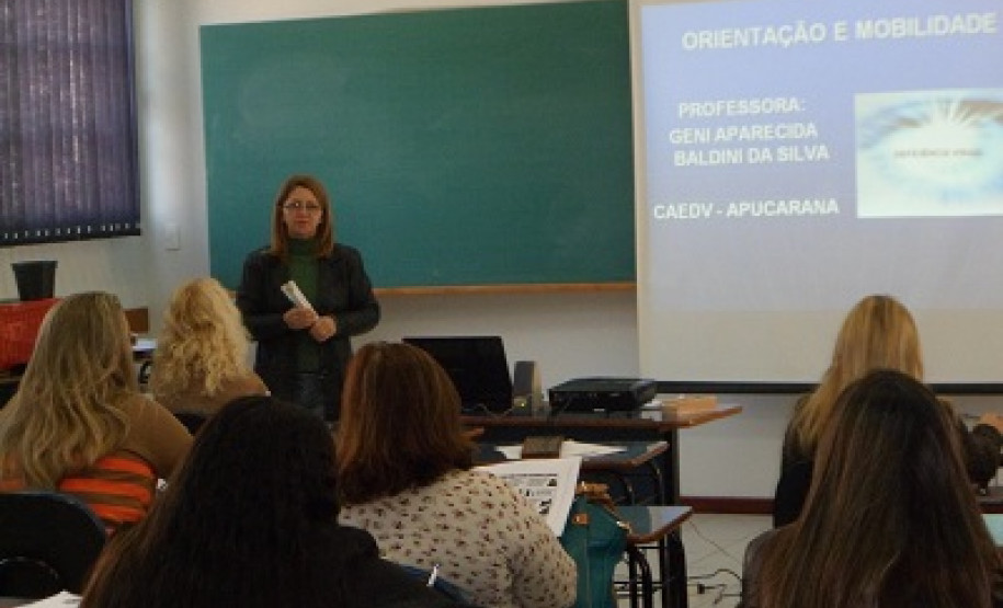 O Núcleo Regional da Educação de Apucarana, em parceria com a Faculdade de Apucarana (FAP), promoveu, na semana passada, curso de capacitação para os professores do atendimento educacional especializado para alunos com deficiência visual (cegos e com baixa visão) matriculados nas escolas públicas, nos Centros de Atendimento Especializado na Área de Deficiência Visual (Caedv) e nas salas de recursos multifuncionais.