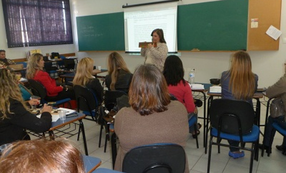 O Núcleo Regional da Educação de Apucarana, em parceria com a Faculdade de Apucarana (FAP), promoveu, na semana passada, curso de capacitação para os professores do atendimento educacional especializado para alunos com deficiência visual (cegos e com baixa visão) matriculados nas escolas públicas, nos Centros de Atendimento Especializado na Área de Deficiência Visual (Caedv) e nas salas de recursos multifuncionais.