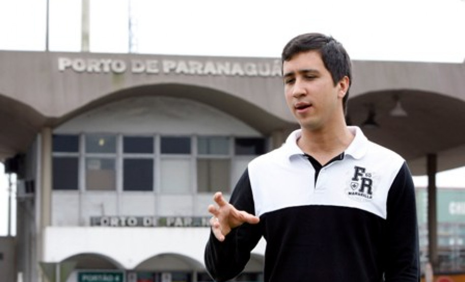 Talyson Wapenik Mariano, 23 anos, estava concluindo a faculdade de Gestão Ambiental, quando decidiu fazer um novo curso. “Ficava em casa à noite, então decidi buscar novos conhecimentos que completasse o que eu estava vendo na faculdade”, conta o aluno que fez o curso técnico em portos, no Colégio Estadual Alberto Gomes Veiga, em Paranaguá.