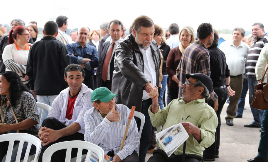 Em Almirante Tamandaré, Richa autoriza obra em escola Governador assinou ordens de serviço para recuperação do Colégio Estadual Ambrósio Bini e de melhorias no colégio Professora Jaci Real Prado. <br />
<br />
Veja mais fotos em: <a href="link propriamente dito" target="_blank">texto que vai aparecer</a>