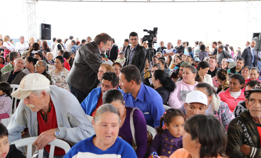 Em Almirante Tamandaré, Richa autoriza obra em escola Governador assinou ordens de serviço para recuperação do Colégio Estadual Ambrósio Bini e de melhorias no colégio Professora Jaci Real Prado. <br />
<br />
Veja mais fotos em: <a href="link propriamente dito" target="_blank">texto que vai aparecer</a>