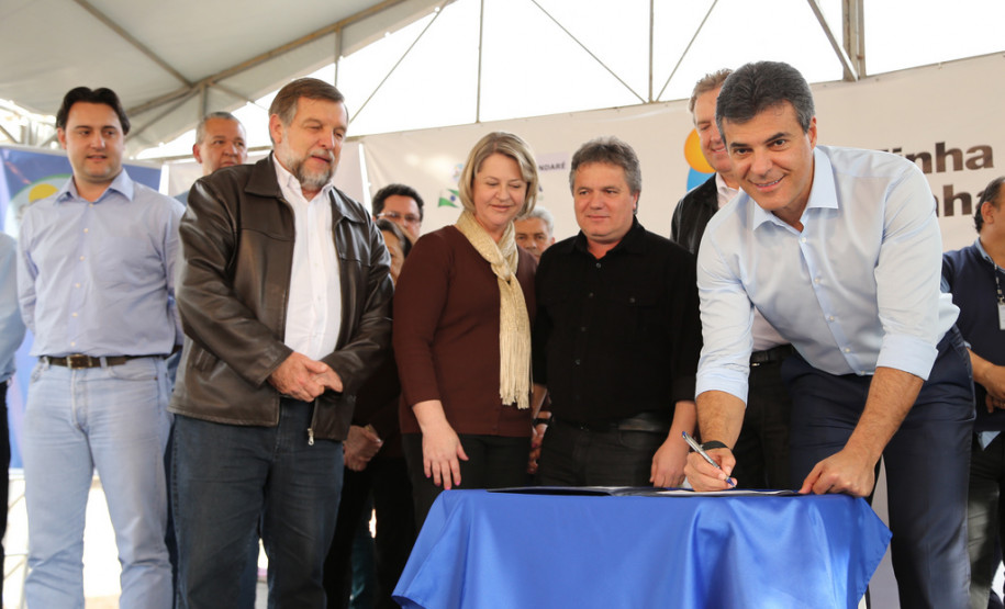 Em Almirante Tamandaré, Richa autoriza obra em escola Governador assinou ordens de serviço para recuperação do Colégio Estadual Ambrósio Bini e de melhorias no colégio Professora Jaci Real Prado. <br />
<br />
Veja mais fotos em: <a href="link propriamente dito" target="_blank">texto que vai aparecer</a>