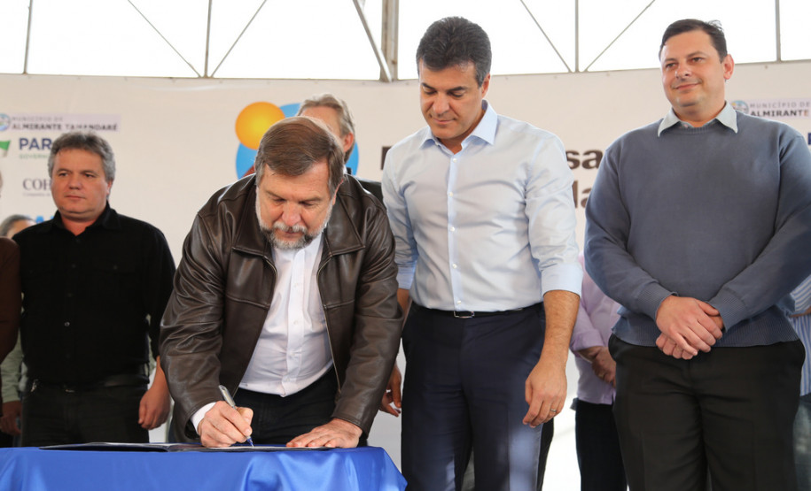 Em Almirante Tamandaré, Richa autoriza obra em escola Governador assinou ordens de serviço para recuperação do Colégio Estadual Ambrósio Bini e de melhorias no colégio Professora Jaci Real Prado. <br />
<br />
Veja mais fotos em: <a href="link propriamente dito" target="_blank">texto que vai aparecer</a>