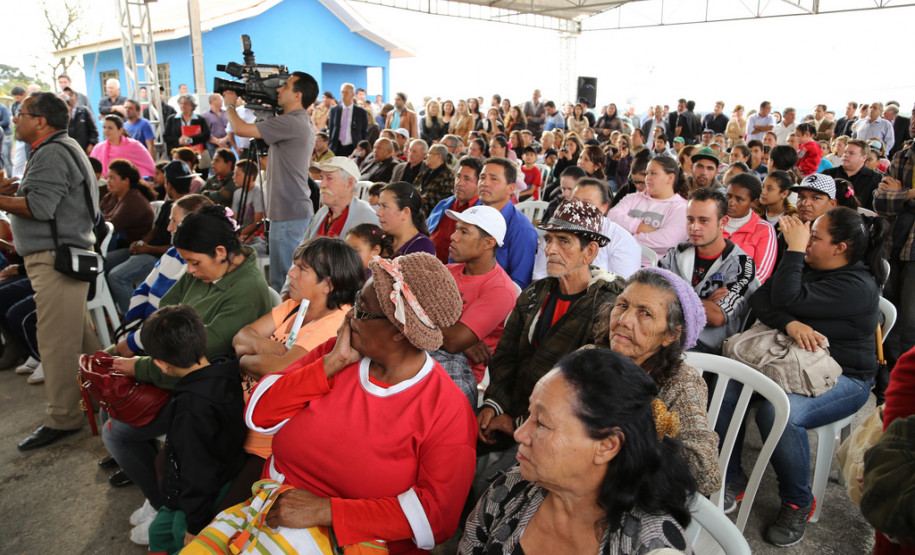 Em Almirante Tamandaré, Richa autoriza obra em escola Governador assinou ordens de serviço para recuperação do Colégio Estadual Ambrósio Bini e de melhorias no colégio Professora Jaci Real Prado. <br />
<br />
Veja mais fotos em: <a href="link propriamente dito" target="_blank">texto que vai aparecer</a>
