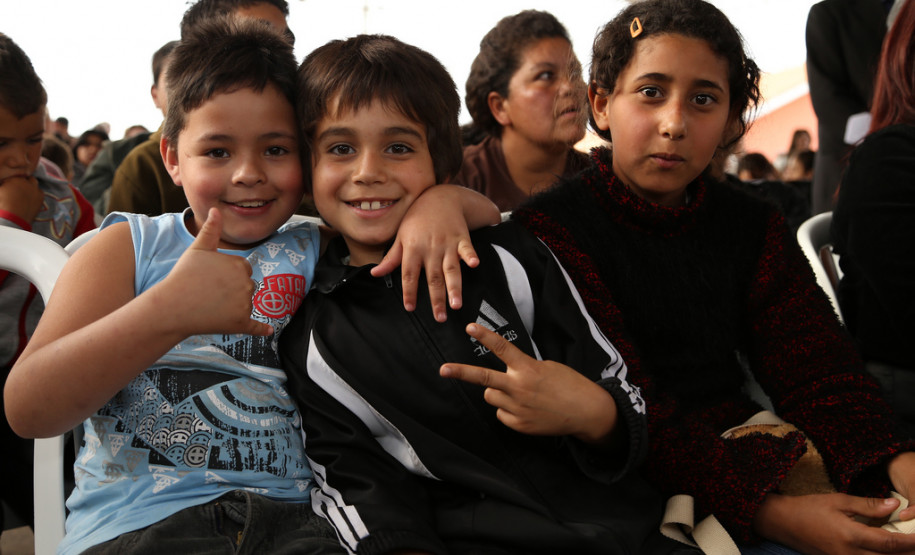 Em Almirante Tamandaré, Richa autoriza obra em escola Governador assinou ordens de serviço para recuperação do Colégio Estadual Ambrósio Bini e de melhorias no colégio Professora Jaci Real Prado. <br />
<br />
Veja mais fotos em: <a href="link propriamente dito" target="_blank">texto que vai aparecer</a>