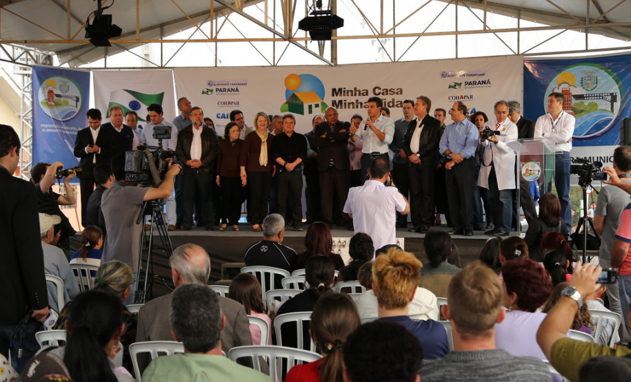 Em Almirante Tamandaré, Richa autoriza obra em escola Governador assinou ordens de serviço para recuperação do Colégio Estadual Ambrósio Bini e de melhorias no colégio Professora Jaci Real Prado. <br />
<br />
Veja mais fotos em: <a href="link propriamente dito" target="_blank">texto que vai aparecer</a>