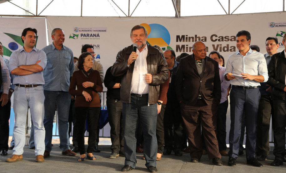 Em Almirante Tamandaré, Richa autoriza obra em escola Governador assinou ordens de serviço para recuperação do Colégio Estadual Ambrósio Bini e de melhorias no colégio Professora Jaci Real Prado. <br />
<br />
Veja mais fotos em: <a href="link propriamente dito" target="_blank">texto que vai aparecer</a>