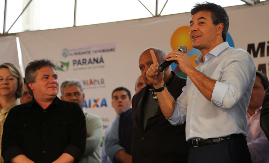 Em Almirante Tamandaré, Richa autoriza obra em escola Governador assinou ordens de serviço para recuperação do Colégio Estadual Ambrósio Bini e de melhorias no colégio Professora Jaci Real Prado. <br />
<br />
Veja mais fotos em: <a href="link propriamente dito" target="_blank">texto que vai aparecer</a>