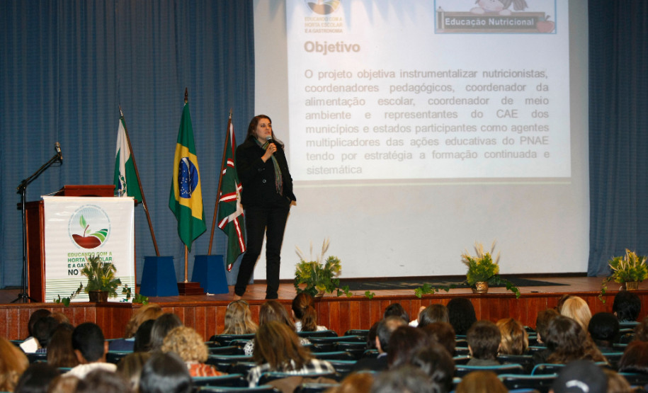 Educando com a horta escolar e a gastronomia no Paraná, reunião no auditório do Colégio Militar do Paraná, Nadia de Almeida Nunes, Coordenadora Nacional do projeto Educando com a horta Escolar. 03-09-13.