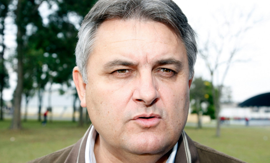 Educando com a horta escolar e a gastronomia no Paraná, reunião no auditório do Colégio Militar do Paraná, Rubens Ernesto Niederheitmann presidente da Emater. 03-09-13.