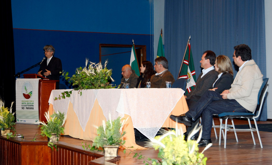 Educando com a horta escolar e a gastronomia no Paraná, reunião no auditório do Colégio Militar do Paraná. 03-09-13.