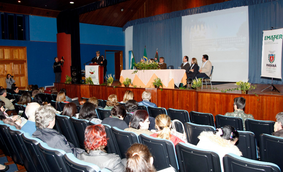 Educando com a horta escolar e a gastronomia no Paraná, reunião no auditório do Colégio Militar do Paraná. 03-09-13.