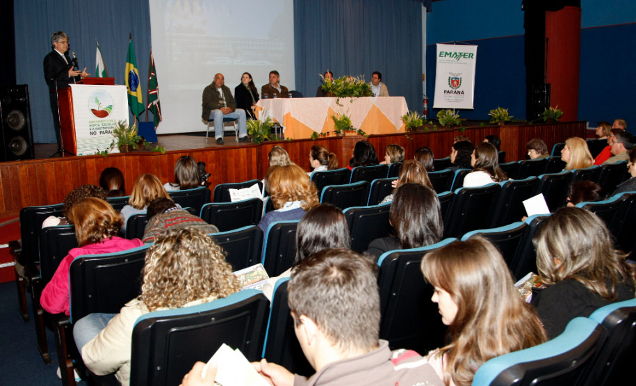 Educando com a horta escolar e a gastronomia no Paraná, reunião no auditório do Colégio Militar do Paraná. 03-09-13.