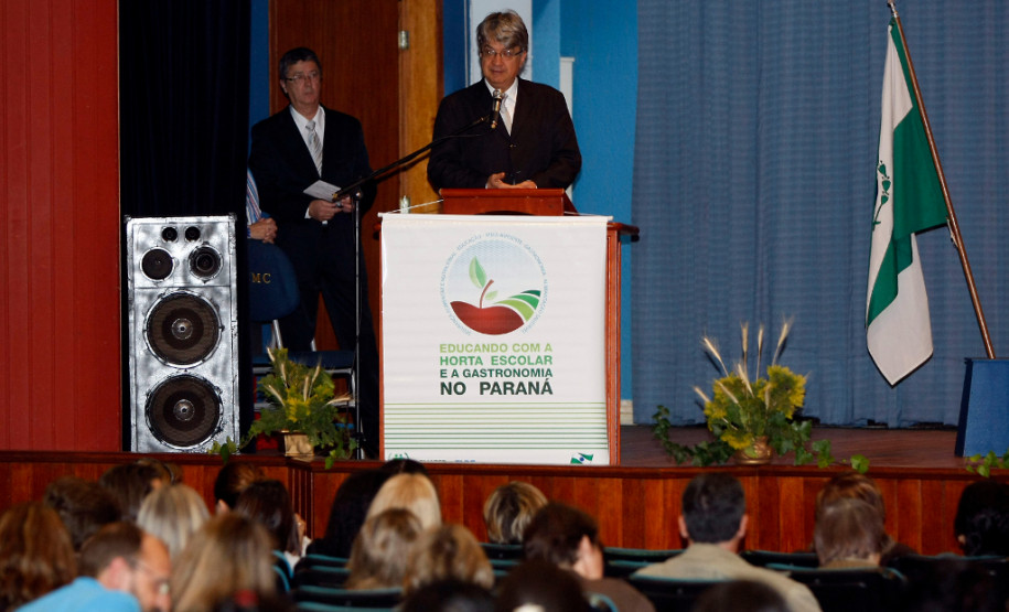 Educando com a horta escolar e a gastronomia no Paraná, reunião no auditório do Colégio Militar do Paraná. 03-09-13.