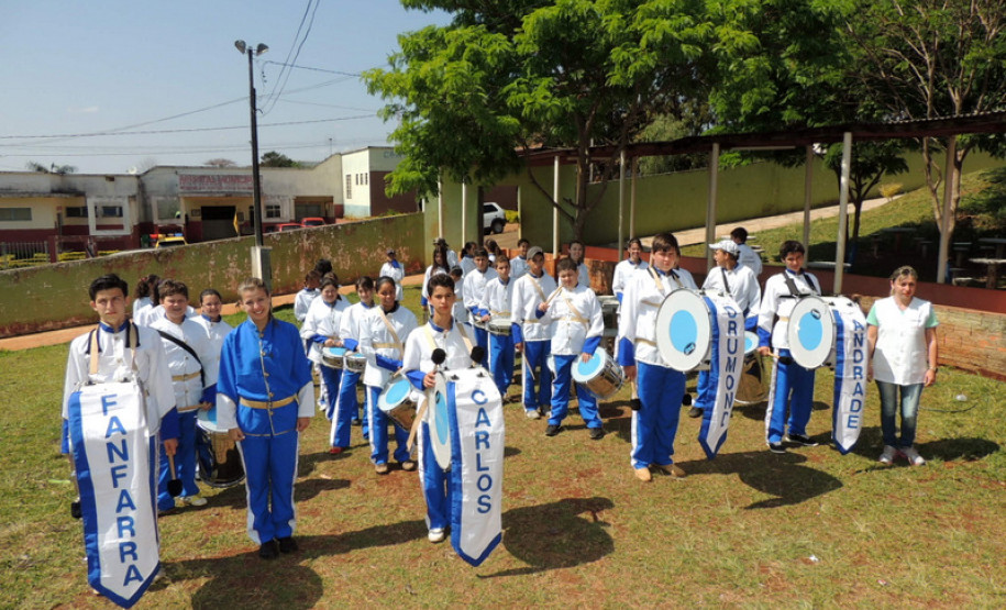 O Governo do Estado liberou ordem de serviço, nesta quinta-feira (5), para começarem as obras de reforma no Colégio Estadual Carlos Drumond de Andrade, em Nova Tebas, região central do Paraná. O valor do investimento é de R$ 659 mil e vai beneficiar mais de 400 alunos do ensino fundamental, médio, profissional e atividades complementares.
