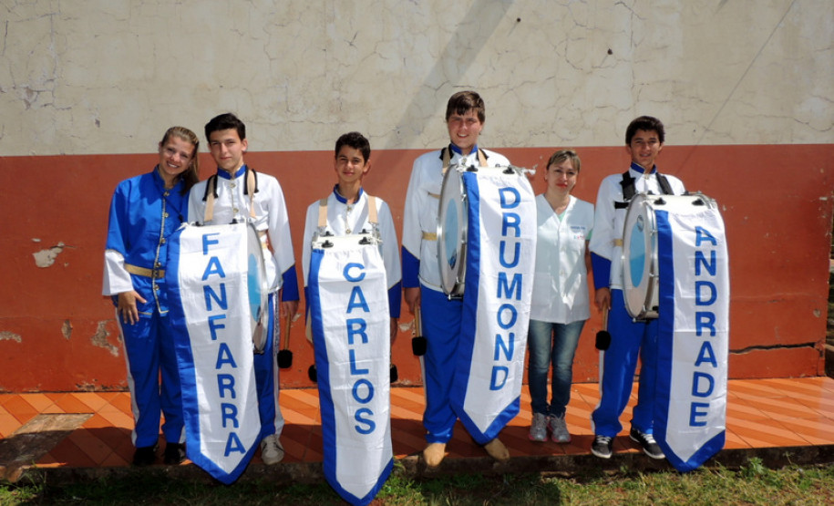 O Governo do Estado liberou ordem de serviço, nesta quinta-feira (5), para começarem as obras de reforma no Colégio Estadual Carlos Drumond de Andrade, em Nova Tebas, região central do Paraná. O valor do investimento é de R$ 659 mil e vai beneficiar mais de 400 alunos do ensino fundamental, médio, profissional e atividades complementares.