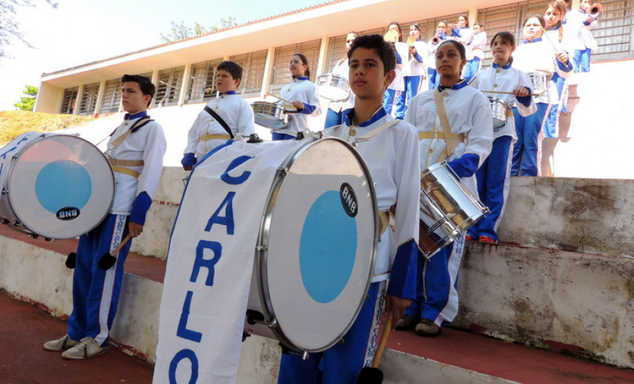 O Governo do Estado liberou ordem de serviço, nesta quinta-feira (5), para começarem as obras de reforma no Colégio Estadual Carlos Drumond de Andrade, em Nova Tebas, região central do Paraná. O valor do investimento é de R$ 659 mil e vai beneficiar mais de 400 alunos do ensino fundamental, médio, profissional e atividades complementares.