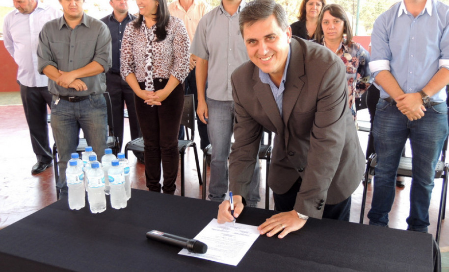 O Governo do Estado liberou ordem de serviço, nesta quinta-feira (5), para começarem as obras de reforma no Colégio Estadual Carlos Drumond de Andrade, em Nova Tebas, região central do Paraná. O valor do investimento é de R$ 659 mil e vai beneficiar mais de 400 alunos do ensino fundamental, médio, profissional e atividades complementares.