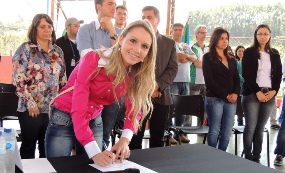 O Governo do Estado liberou ordem de serviço, nesta quinta-feira (5), para começarem as obras de reforma no Colégio Estadual Carlos Drumond de Andrade, em Nova Tebas, região central do Paraná. O valor do investimento é de R$ 659 mil e vai beneficiar mais de 400 alunos do ensino fundamental, médio, profissional e atividades complementares.