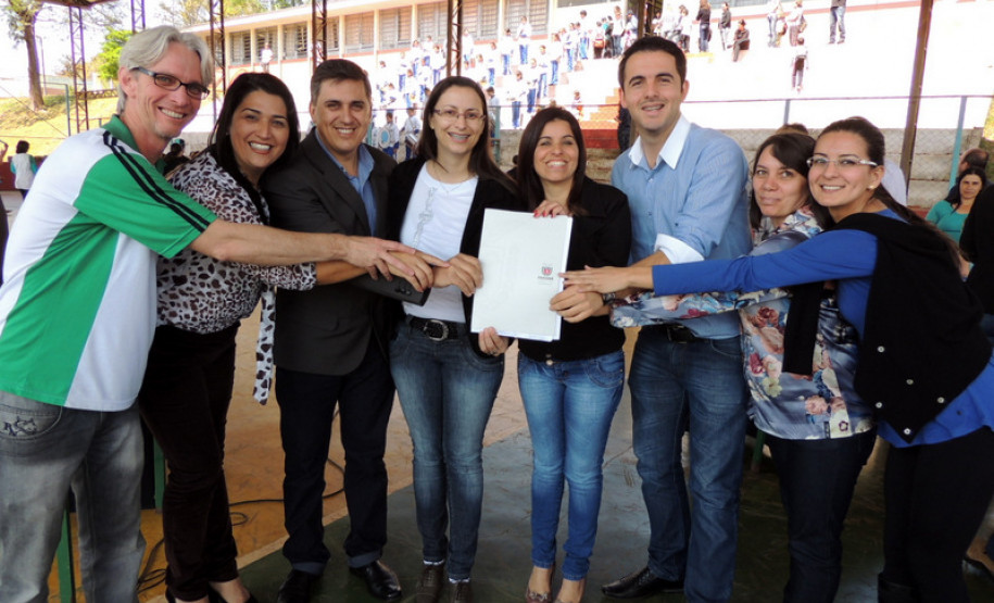 O Governo do Estado liberou ordem de serviço, nesta quinta-feira (5), para começarem as obras de reforma no Colégio Estadual Carlos Drumond de Andrade, em Nova Tebas, região central do Paraná. O valor do investimento é de R$ 659 mil e vai beneficiar mais de 400 alunos do ensino fundamental, médio, profissional e atividades complementares.