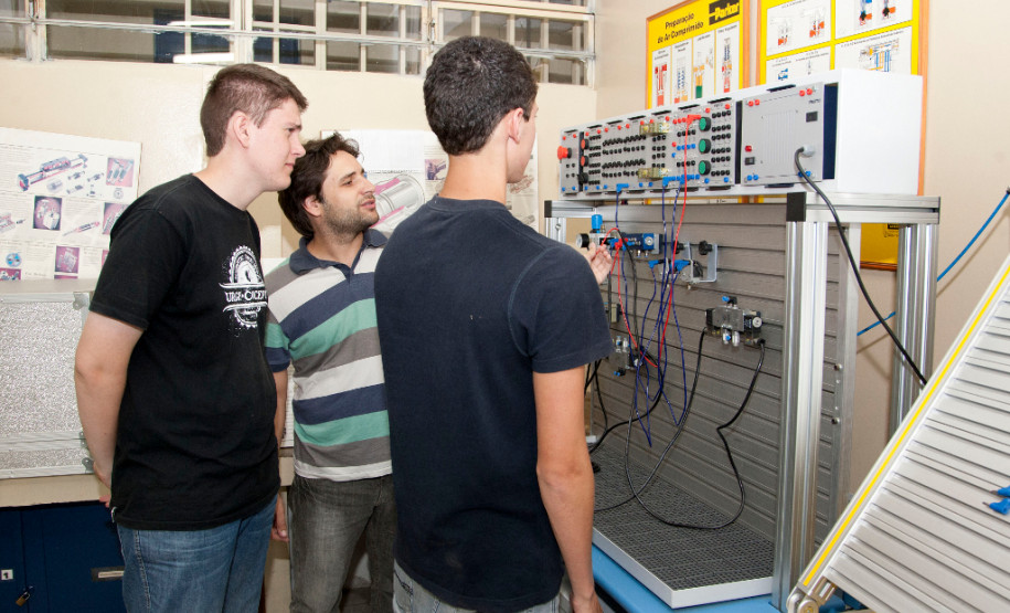 13-03-13 - CEEP - Centro Estadual Educacional Profissional, laboratórios de aula, laboratório de eletromecânica professor Ranilson Antonio Chemin e os alunos André Nakoveztdinei de 17 anos e Erick Martins de 17 anos.