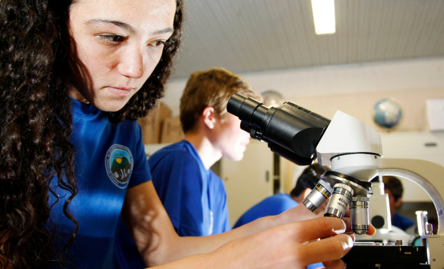 Lapa - 26-04-13 - CEEPAL - Centro Estadual de Educação Profissional Agricola da Lapa, inauguração dos prédios dormitórios dos alunos, laboratório de biologia.