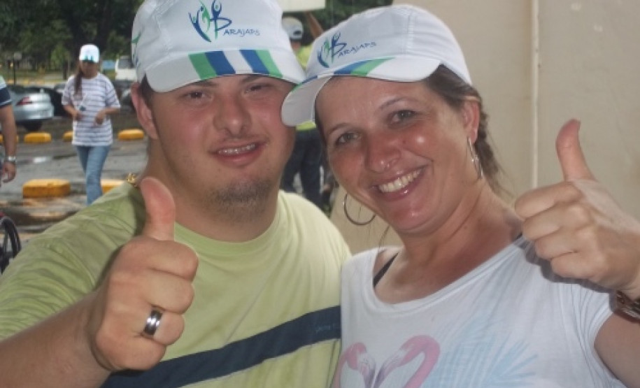 O estagiário do Núcleo Regional da Educação (NRE) e aluno da Apae de Cascavel, Maycon Ribeiro da Cruz, e Cynthia Pollyana Bastos, a professora técnica que acompanha Maycon há oito anos no esporte.