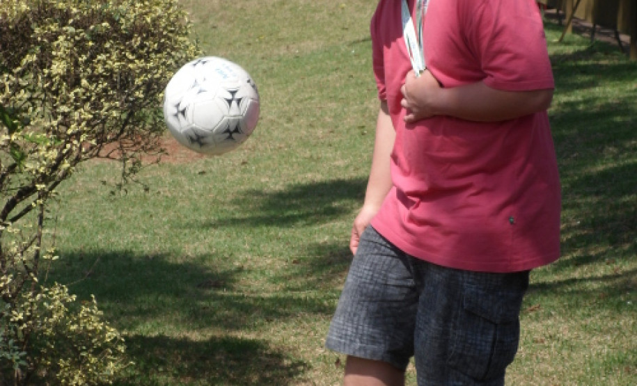 O estagiário do Núcleo Regional da Educação (NRE) e aluno da Apae de Cascavel, Maycon Ribeiro da Cruz.