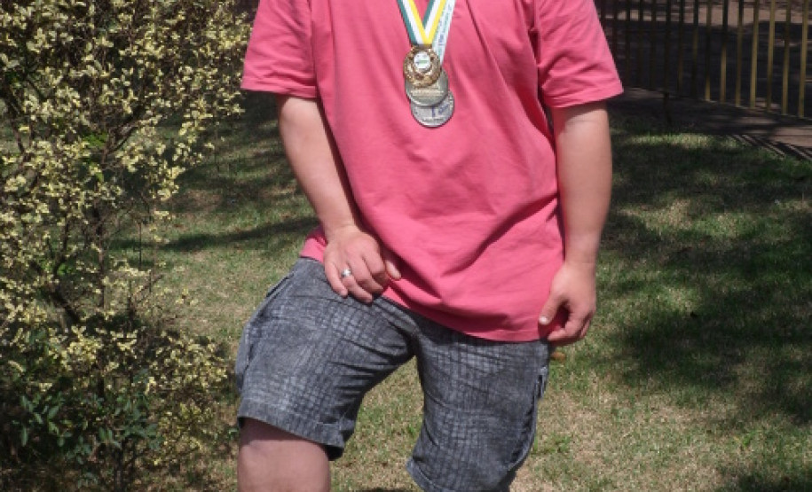 O estagiário do Núcleo Regional da Educação (NRE) e aluno da Apae de Cascavel, Maycon Ribeiro da Cruz.