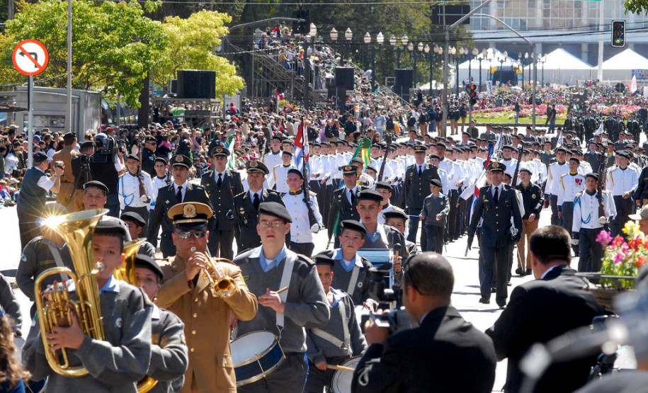 1.300 alunos desfilarão pela Avenida Cândido de Abreu, no Centro Cívico, em Curitiba, neste sábado (07) em comemoração à Independência do Brasil.