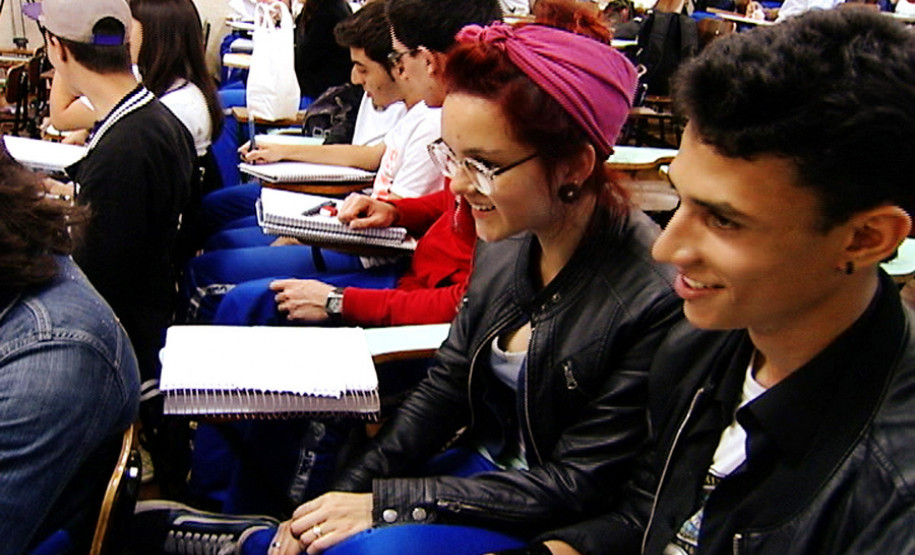 O Gabaritando Enem foi produzido pela TV Paulo Freire, da Secretaria da Educação, e conta com a participação exclusiva de professores da rede estadual. Os aulões vão ao ar durante quatro sábados seguidos, de 21 de setembro a 19 de outubro, uma semana antes do Enem, marcado para 26 e 27 de outubro.