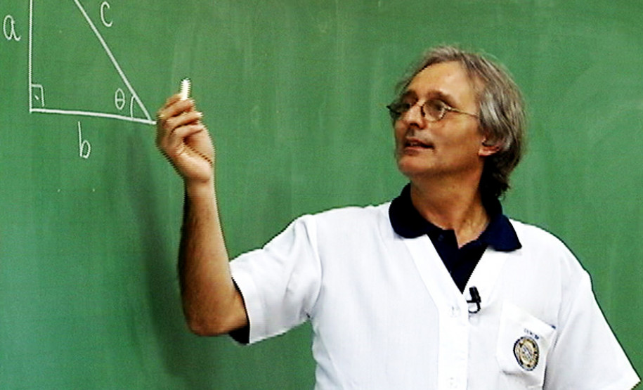 O Gabaritando Enem foi produzido pela TV Paulo Freire, da Secretaria da Educação, e conta com a participação exclusiva de professores da rede estadual. Os aulões vão ao ar durante quatro sábados seguidos, de 21 de setembro a 19 de outubro, uma semana antes do Enem, marcado para 26 e 27 de outubro.