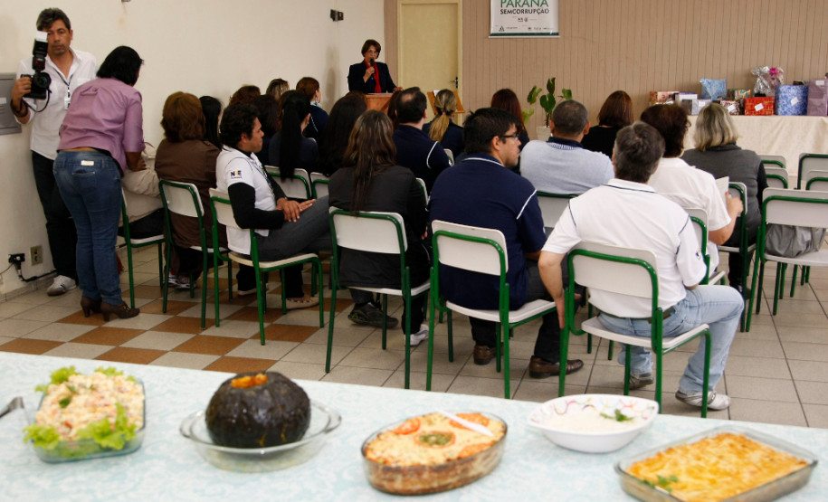 Premiaçao do segundo concurso Merendeira um prato várias idéias no núcleo regional de educação de Paranaguá. 06-09-13.