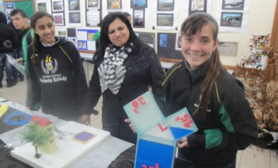 Alunos e professores do ensino fundamental do Colégio Estadual Helena Kolody, em Sarandi, fizeram um projeto para ensinar a comunidade escolar a usar a água de forma responsável. O Projeto Água trouxe palestras e trabalhos feitos pelos alunos para explicar as maneiras de economizar e de evitar o desperdício do recurso natural.