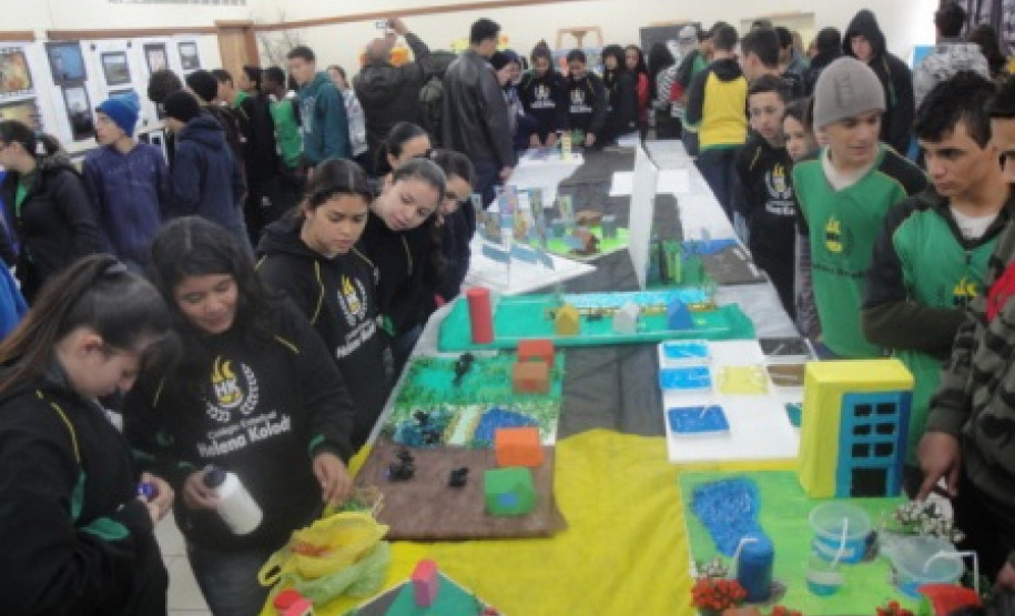 Inspirado numa ação da Organização das Nações Unidas (ONU), que declarou o ano de 2013 como o Ano Internacional de Cooperação pela Água, pedagogos, professores e funcionários elaboraram uma proposta pedagógica para abordar o tema. Eles envolveram todas as disciplinas para que os alunos conhecessem os problemas relacionados à água em todo o mundo.