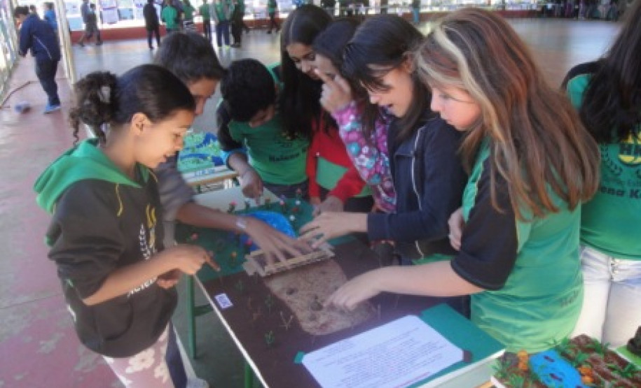 A exposição das obras foi aberta para todos os alunos do colégio, e ao fim do dia, os alunos também puderam apresentar poemas, paródias, músicas e até danças.
