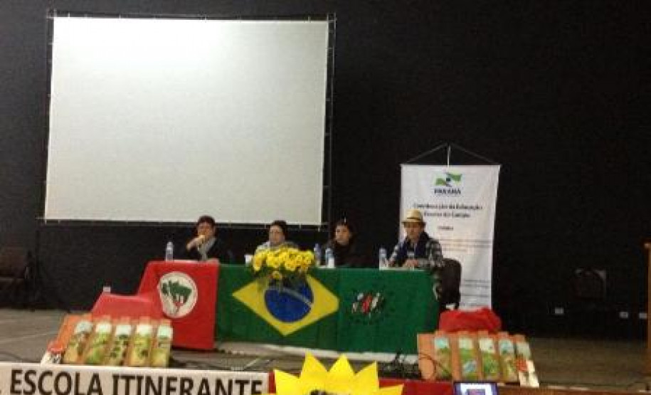 A Secretaria de Estado da Educação do Paraná, em parceria com a Associação de Cooperação Agrícola e Reforma Agrária do Paraná (Acap), promoveu na semana passada, em Cascavel, o Encontro de Professores da Escola Itinerante. O evento contou com a participação de quase 350 pessoas entre profissionais da educação, estudantes, representantes de comunidades acampadas, professores universitários, autoridades e técnicos da Secretaria.