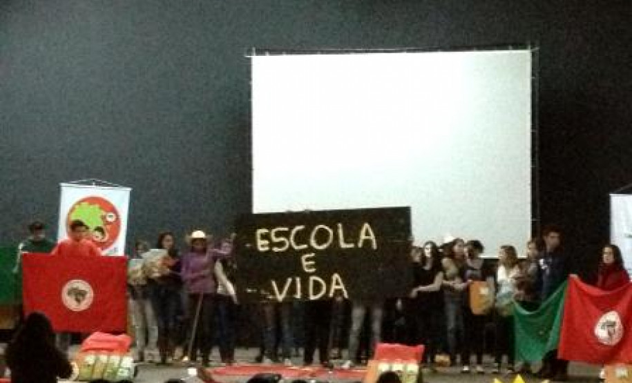 A Secretaria de Estado da Educação do Paraná, em parceria com a Associação de Cooperação Agrícola e Reforma Agrária do Paraná (Acap), promoveu na semana passada, em Cascavel, o Encontro de Professores da Escola Itinerante. O evento contou com a participação de quase 350 pessoas entre profissionais da educação, estudantes, representantes de comunidades acampadas, professores universitários, autoridades e técnicos da Secretaria.