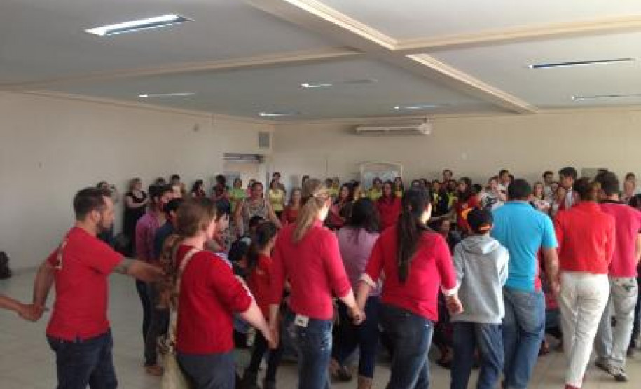 A Secretaria de Estado da Educação do Paraná, em parceria com a Associação de Cooperação Agrícola e Reforma Agrária do Paraná (Acap), promoveu na semana passada, em Cascavel, o Encontro de Professores da Escola Itinerante. O evento contou com a participação de quase 350 pessoas entre profissionais da educação, estudantes, representantes de comunidades acampadas, professores universitários, autoridades e técnicos da Secretaria.