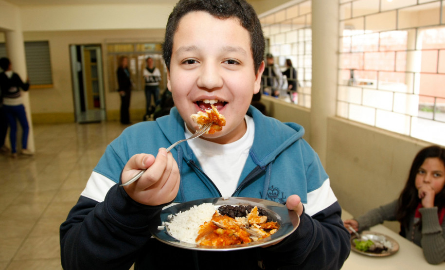 Colégio Estadual Prieto Martinez na rua Nilo Peçanha no Bom Retiro, Merenda escolar com peixe assado, aluno Paulo Augusto. 05-09-13.